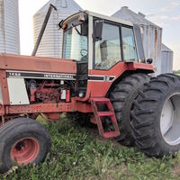 1982 1486 International Tractor, dual speed pto, 2 hydro remotes, showing 5117 hours. John Jones Estate, Bushnell, IL