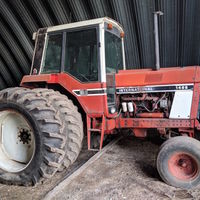 1984 1486 International Tractor, dual speed pto, 2 hydro remotes, showing 7915 hours. John Jones Estate, Bushnell, IL